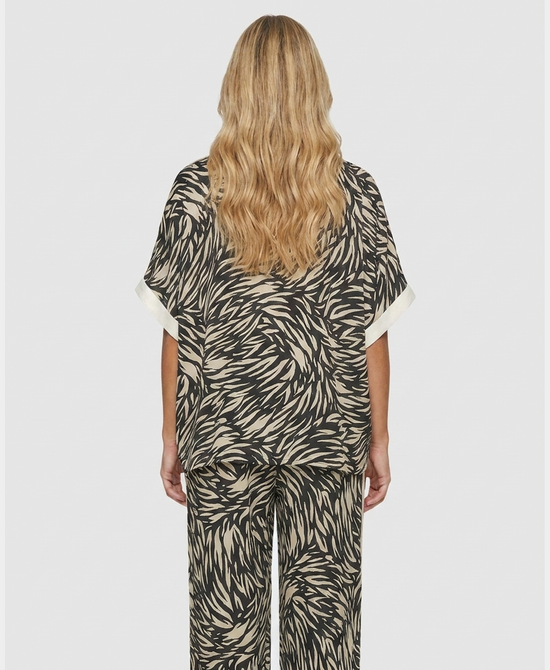 
Print Hi-Lo Blouse in BLACK/IVORY view 2